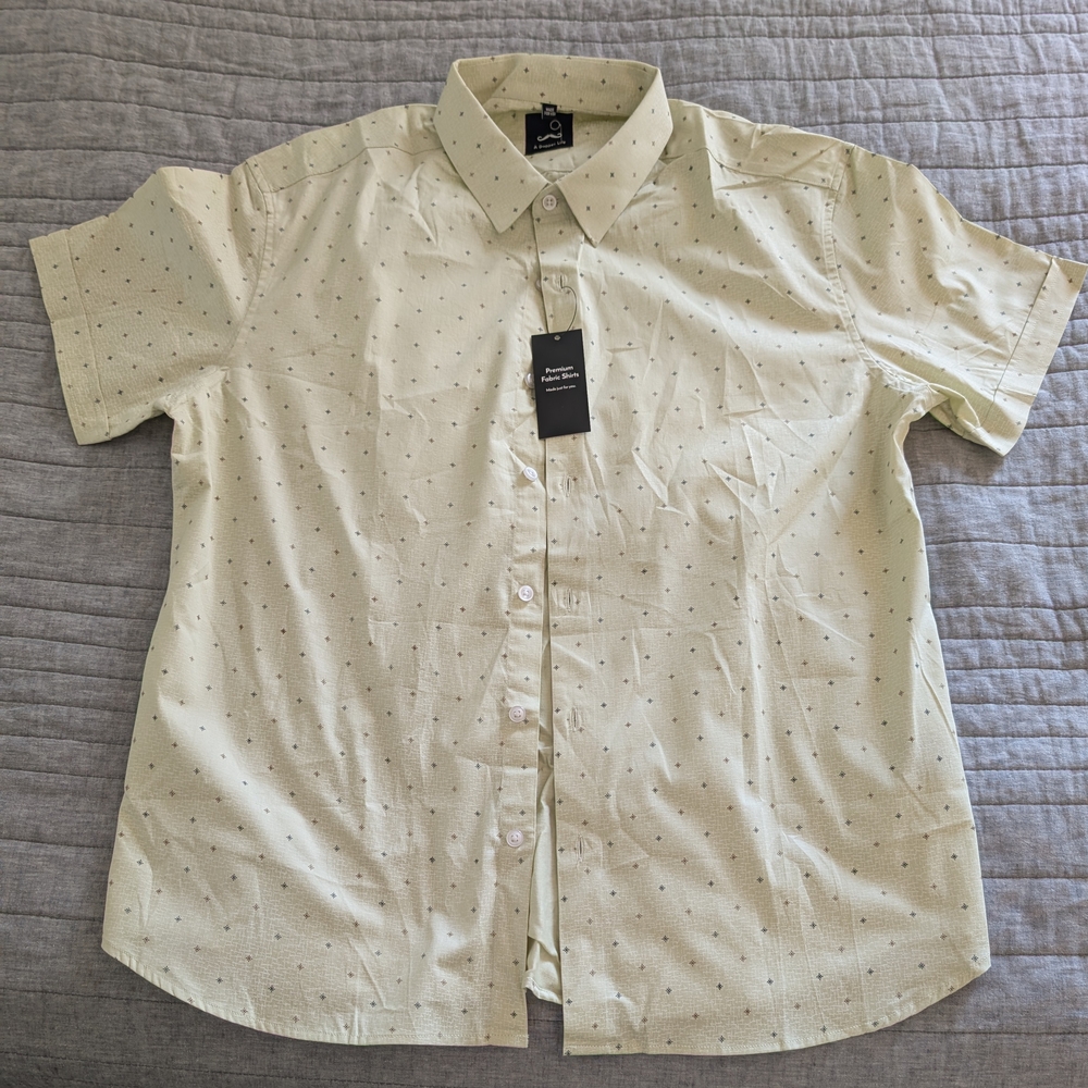 Men's Light Green Short Sleeve Shirt.